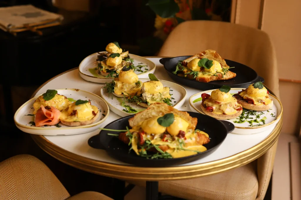Eggs Benedict reggelik különböző változatokban a budapesti Centrál Kávéházban