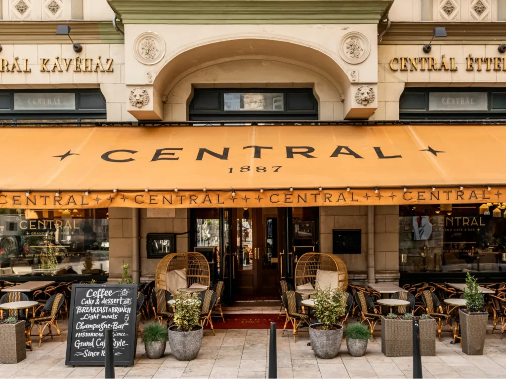 A Centrál Kávéház bejárata a Centrál Kávéház és Centrál Étterem felirattal, Central 1887 napellenzővel
